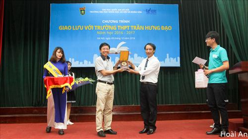 [Chùm ảnh] Học sinh THPT Trần Hưng Đạo giao lưu, tìm hiểu về Trường ĐHKHXH&NV