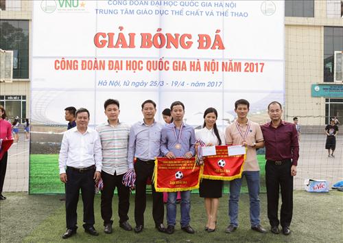 Giải bóng đá Công đoàn ĐHQGHN 2017: FC Xã hội Nhân văn giành giải Ba