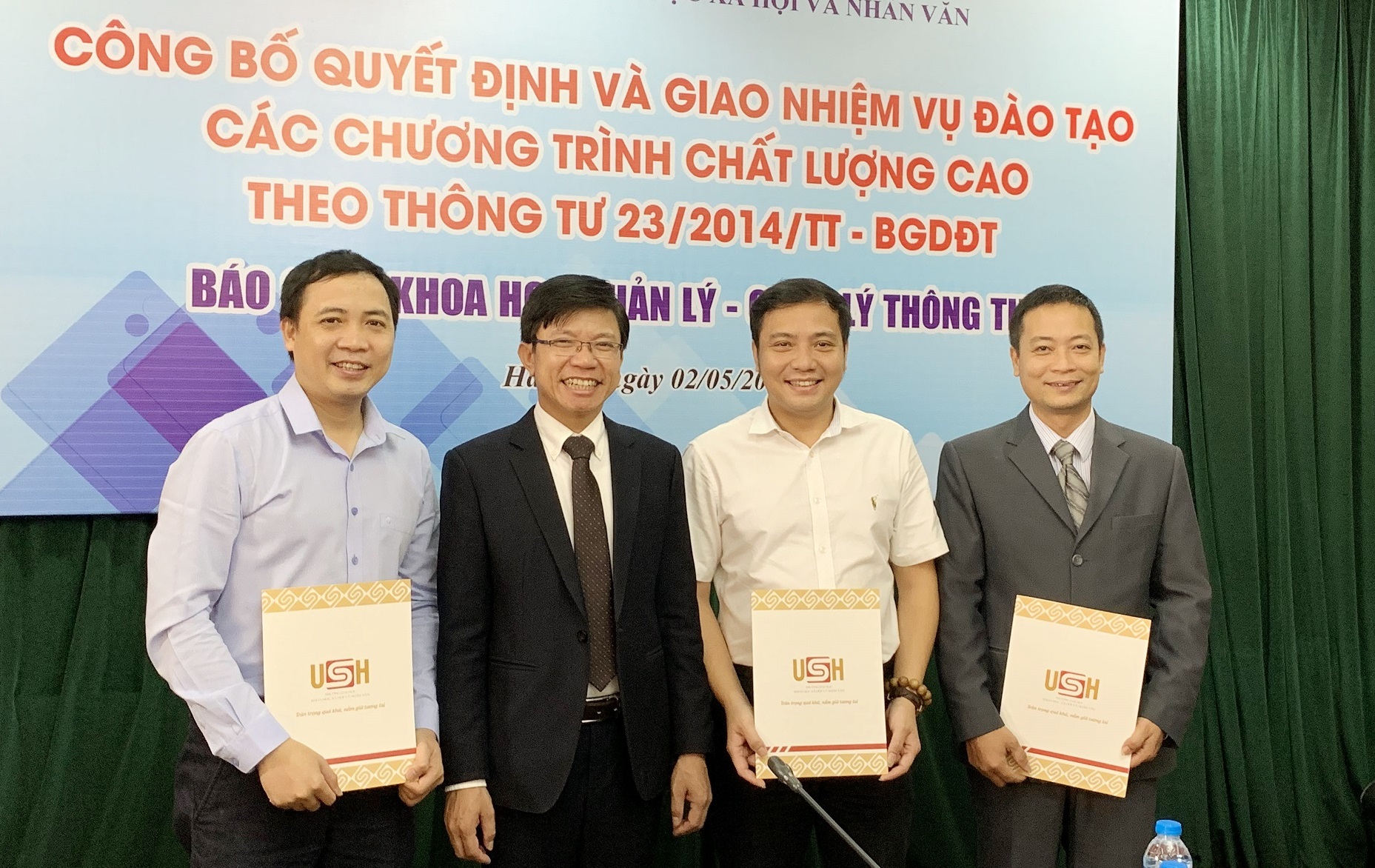 Công bố QĐ và giao nhiệm vụ đào tạo các CT chất lượng cao ngành Báo chí, Khoa học Quản lý và Quản lý thông tin