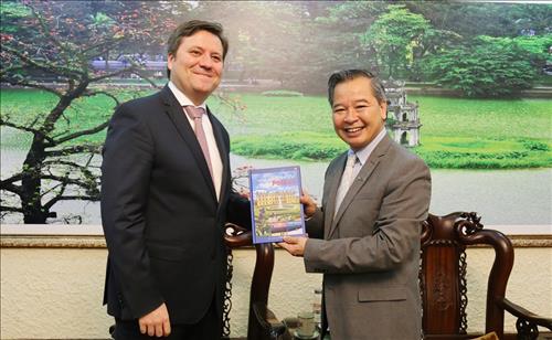 Prof.Dr Pham Quang Minh welcomes the Ambassador of Poland Wojciech Gerwel