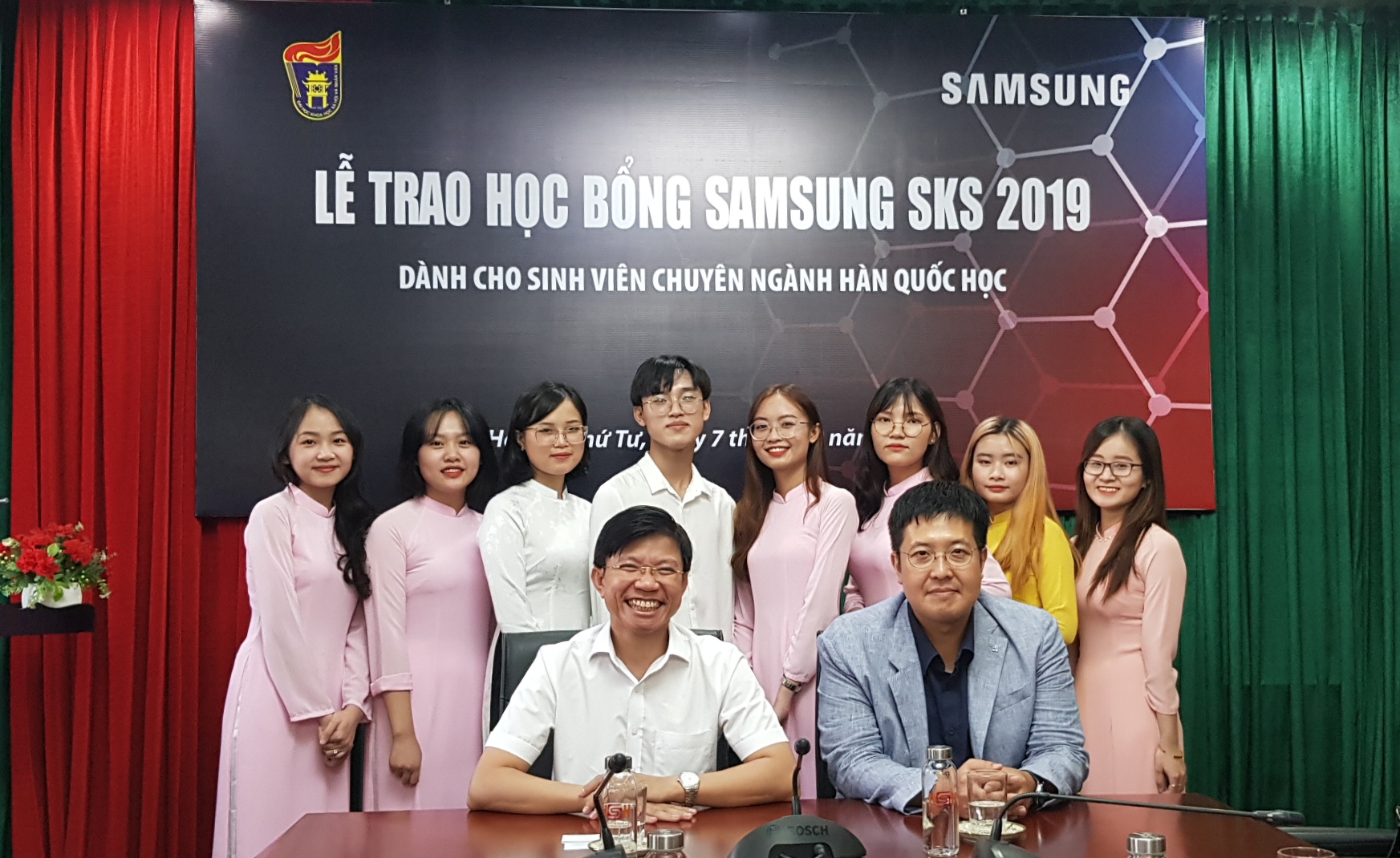 Trao học bổng SKS cho 8 sinh viên xuất sắc của Trường ĐHKHXH&NV