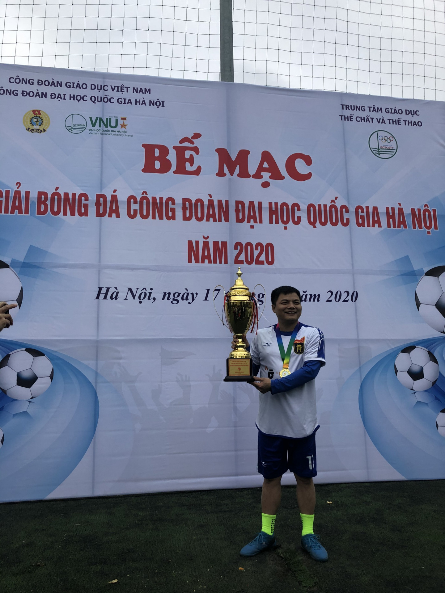 tiền đạo nguyễn văn lượt bên cup vàng