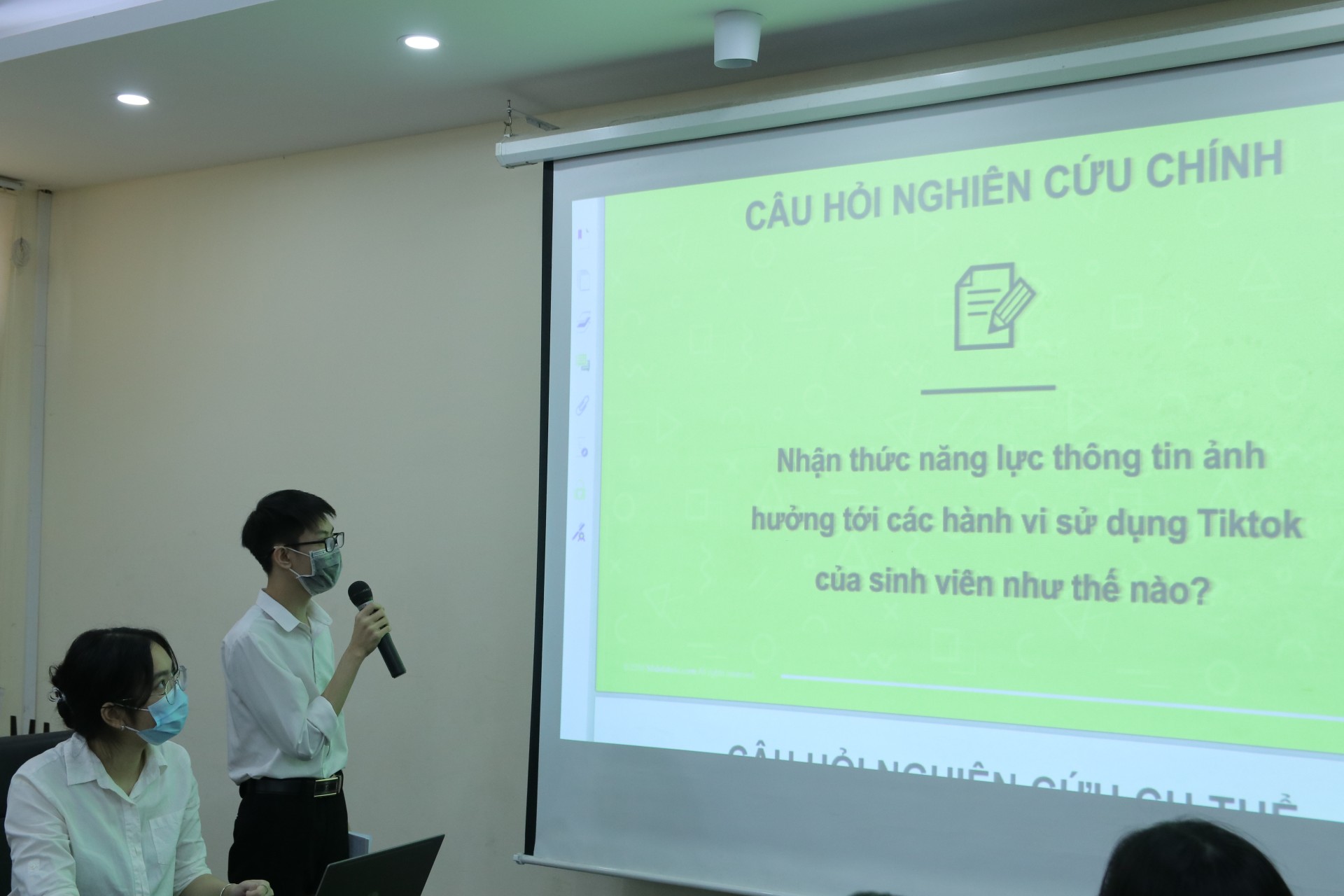 SV báo cáo tại Hội nghị (2)