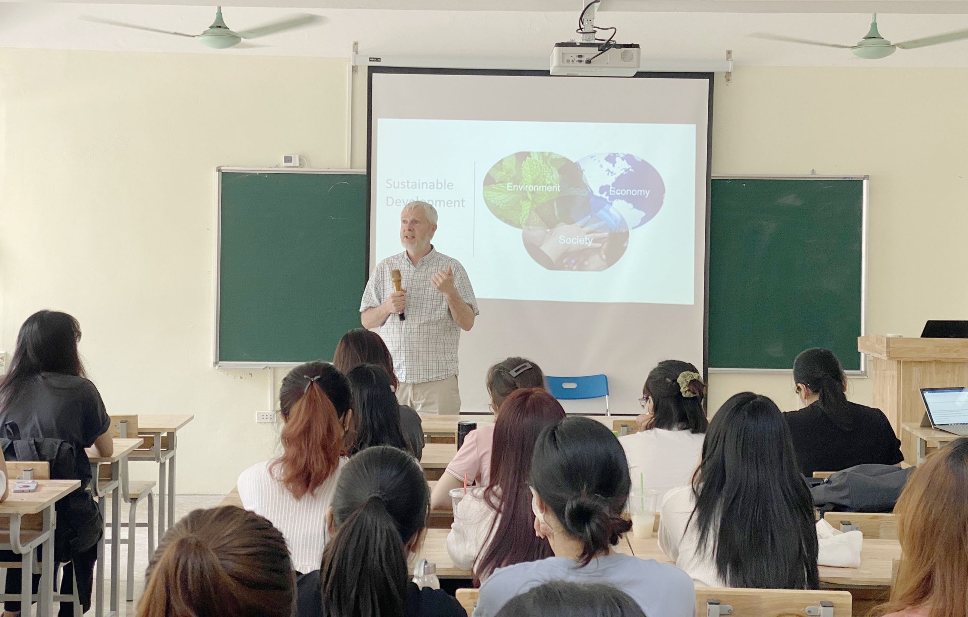 TS Edward thỉnh giảng