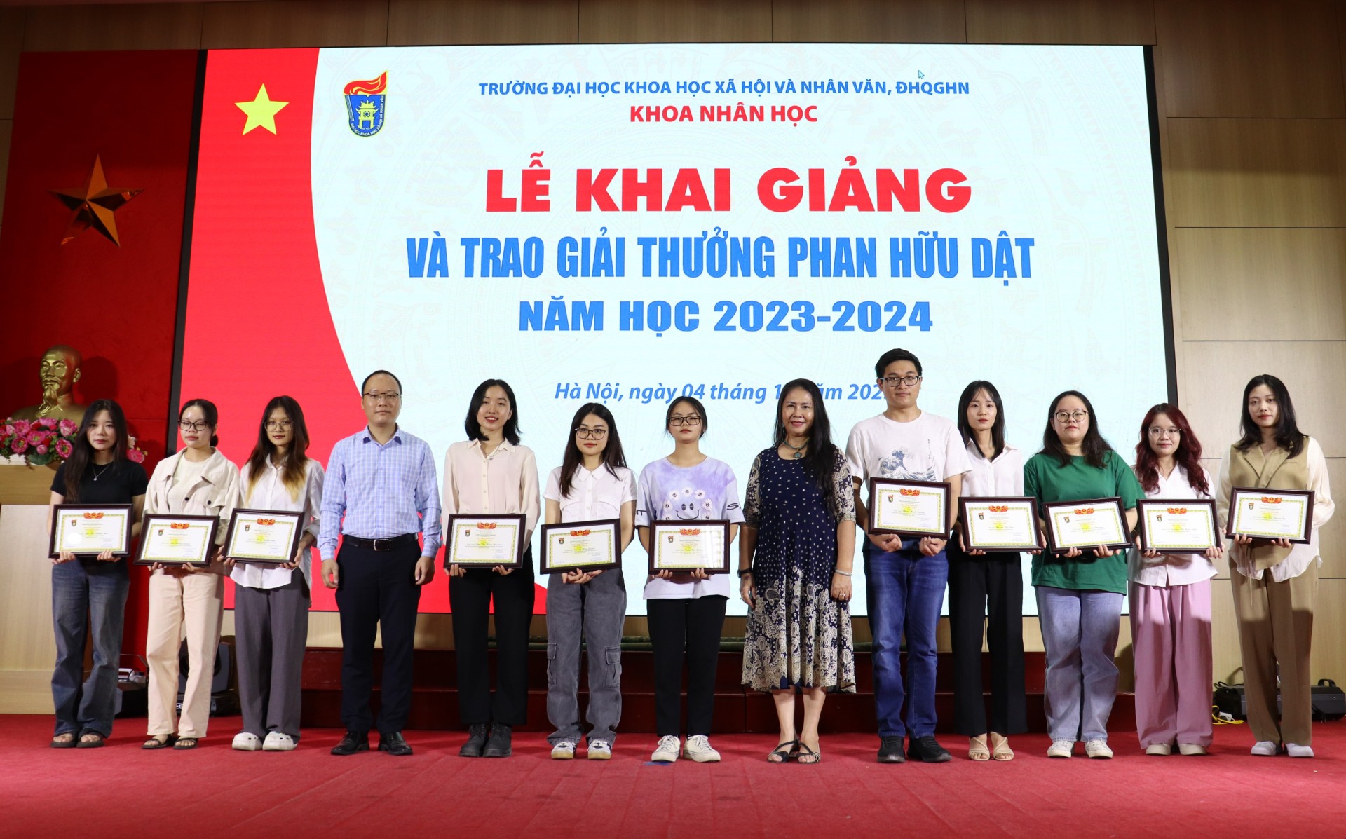 Trao Giải thưởng Phan Hữu Dật năm 2023 cho sinh viên và học viên cao học ngành Nhân học tại VNU-USSH